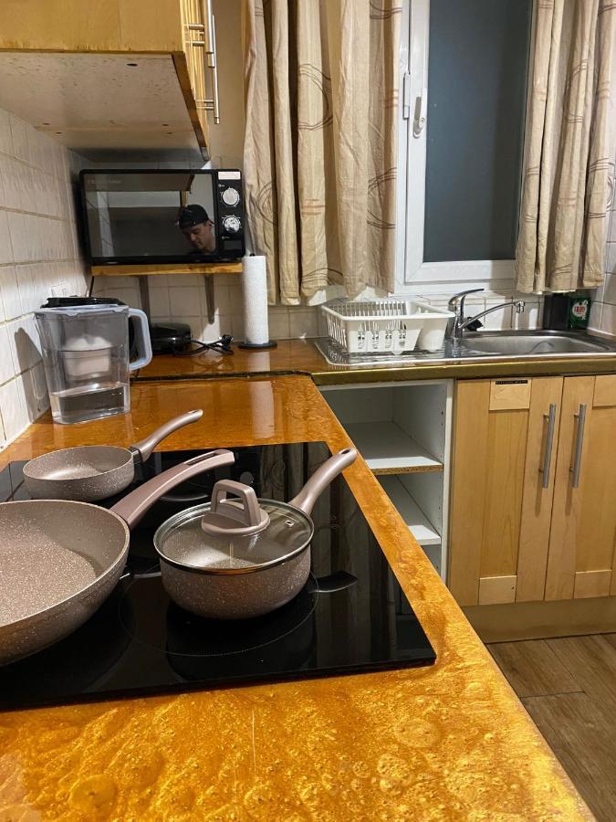 Huge And Affordable 3 Bedroom Flat In Hammersmith For 7 People With Welcome Breakfast Londra Esterno foto