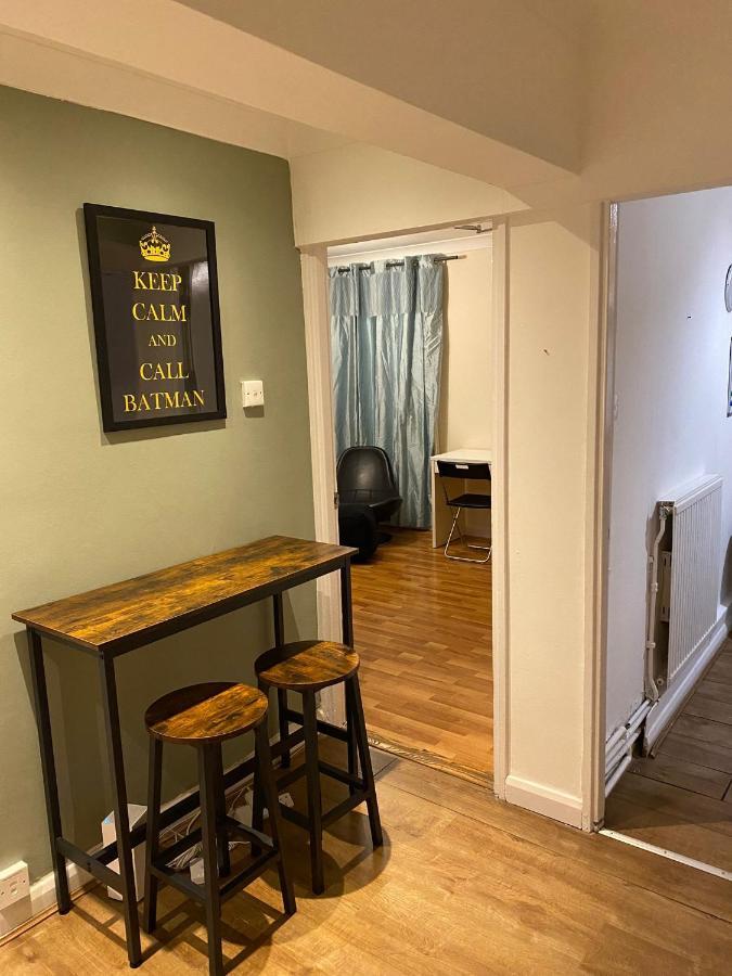 Huge And Affordable 3 Bedroom Flat In Hammersmith For 7 People With Welcome Breakfast Londra Esterno foto