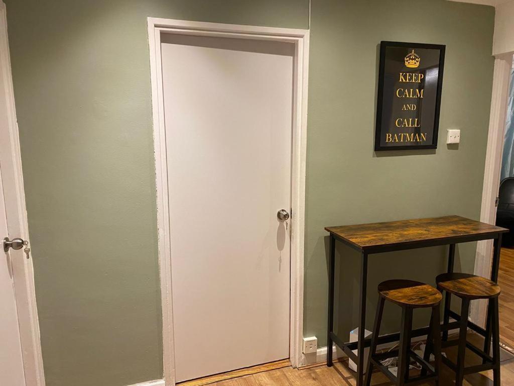 Huge And Affordable 3 Bedroom Flat In Hammersmith For 7 People With Welcome Breakfast Londra Esterno foto