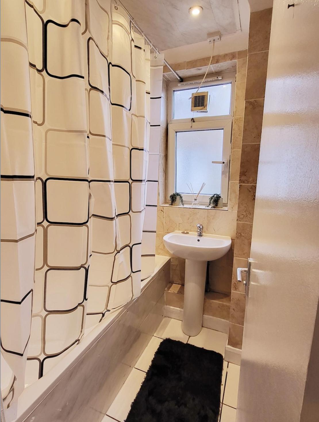 Huge And Affordable 3 Bedroom Flat In Hammersmith For 7 People With Welcome Breakfast Londra Esterno foto