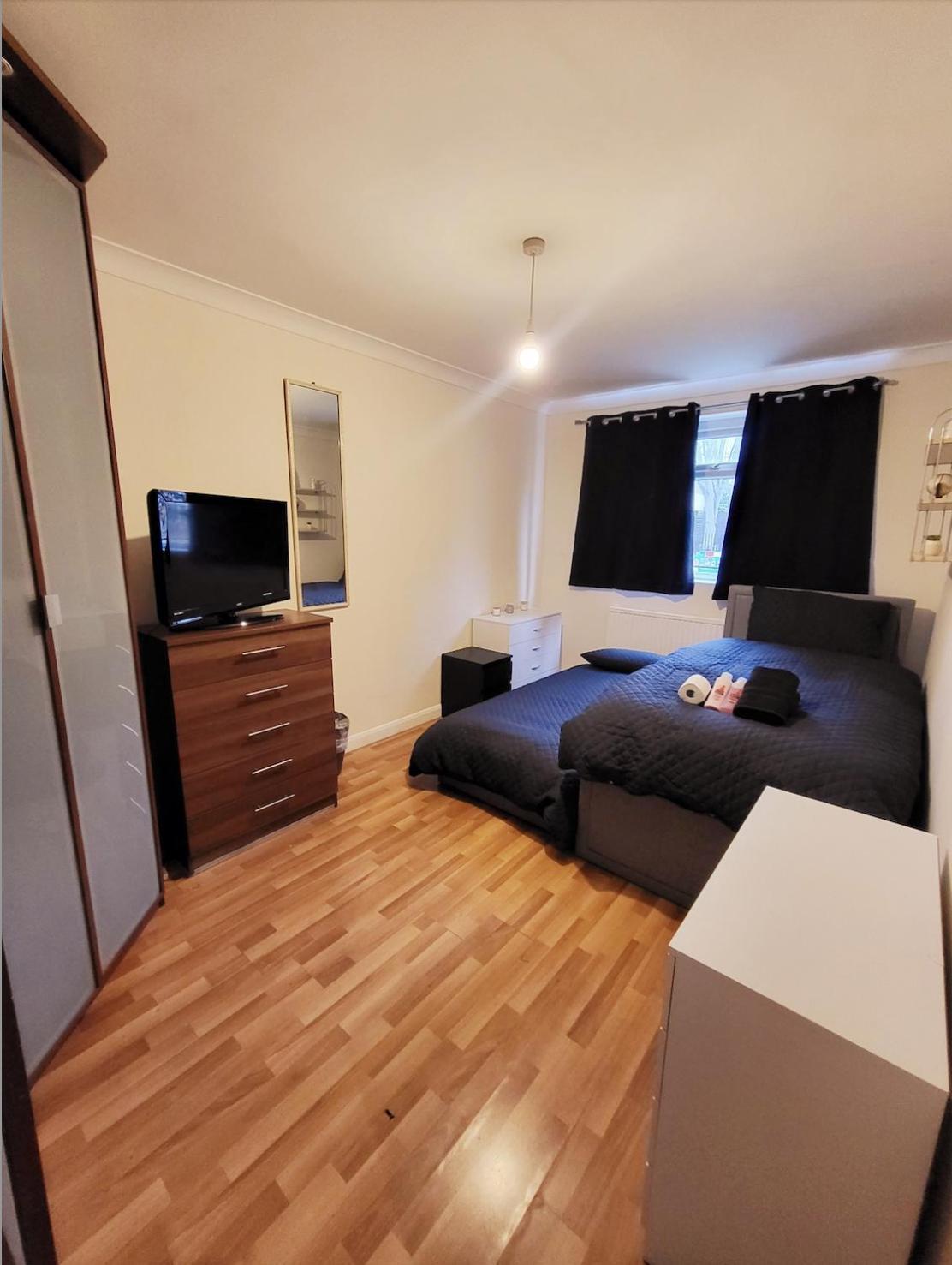 Huge And Affordable 3 Bedroom Flat In Hammersmith For 7 People With Welcome Breakfast Londra Esterno foto