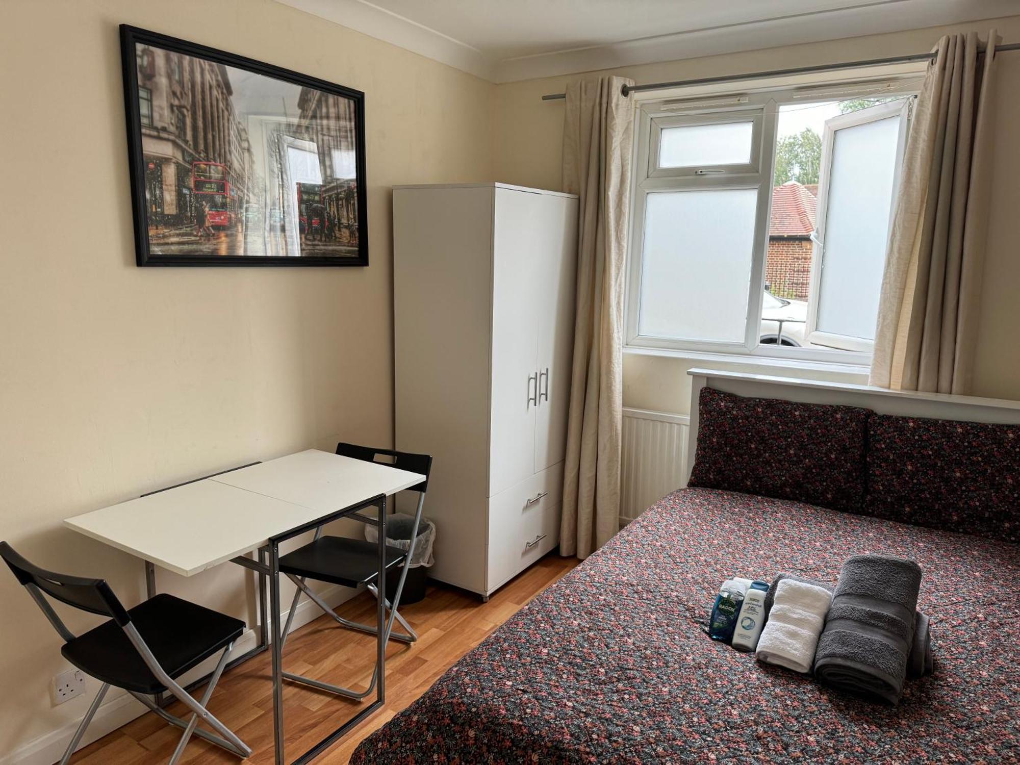 Huge And Affordable 3 Bedroom Flat In Hammersmith For 7 People With Welcome Breakfast Londra Esterno foto
