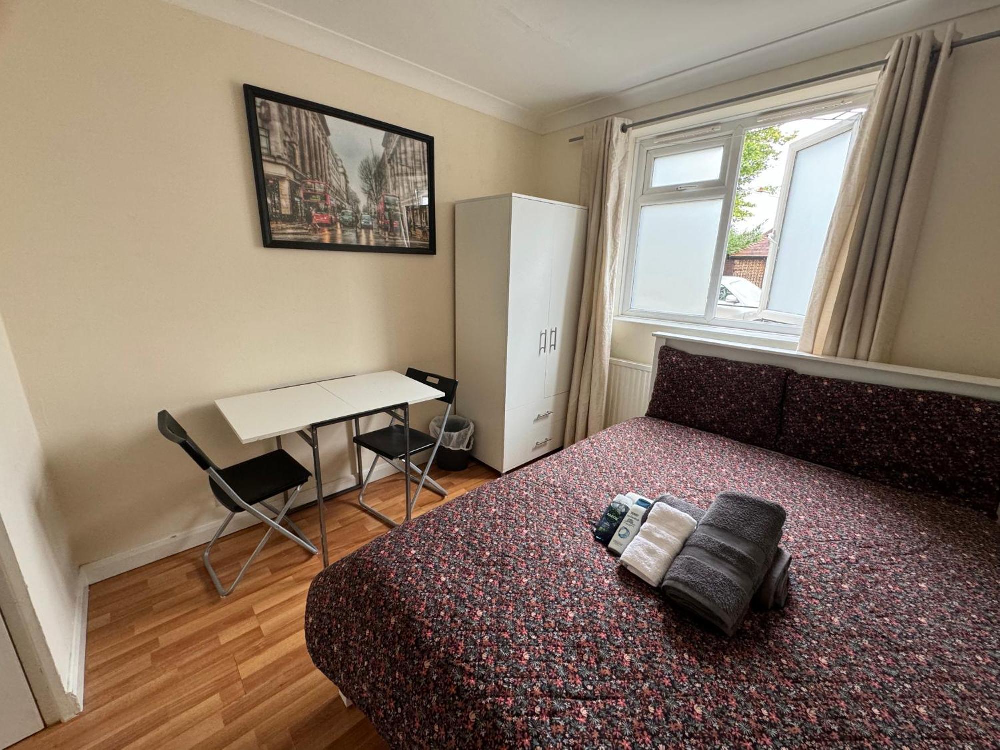 Huge And Affordable 3 Bedroom Flat In Hammersmith For 7 People With Welcome Breakfast Londra Esterno foto