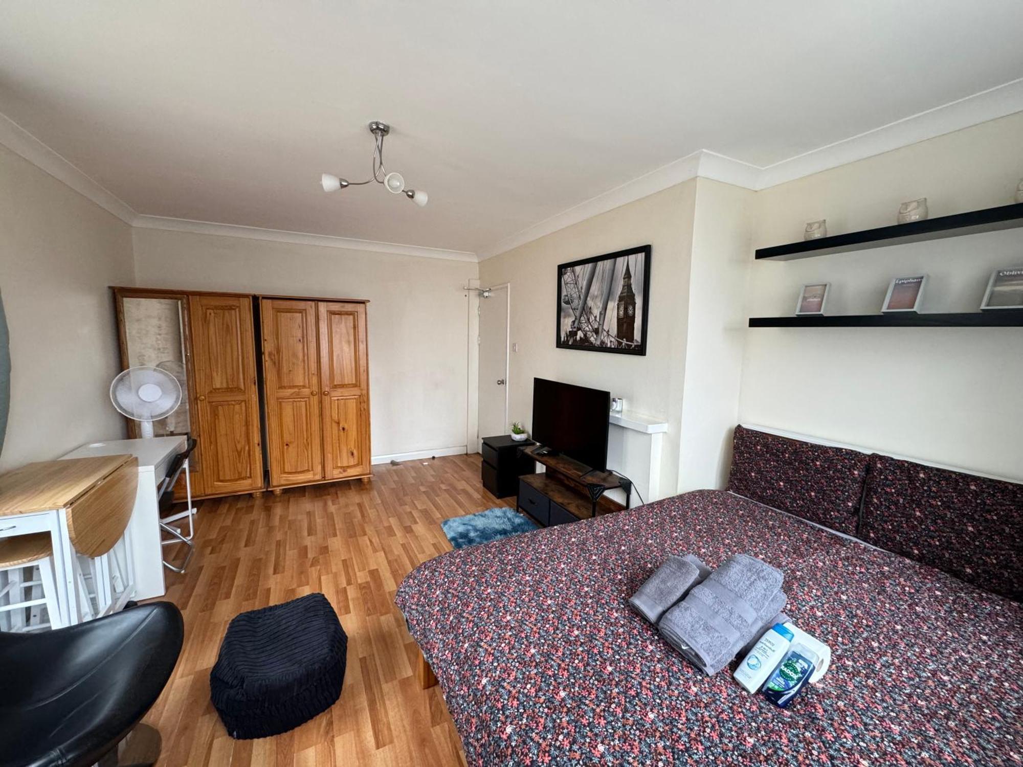 Huge And Affordable 3 Bedroom Flat In Hammersmith For 7 People With Welcome Breakfast Londra Esterno foto