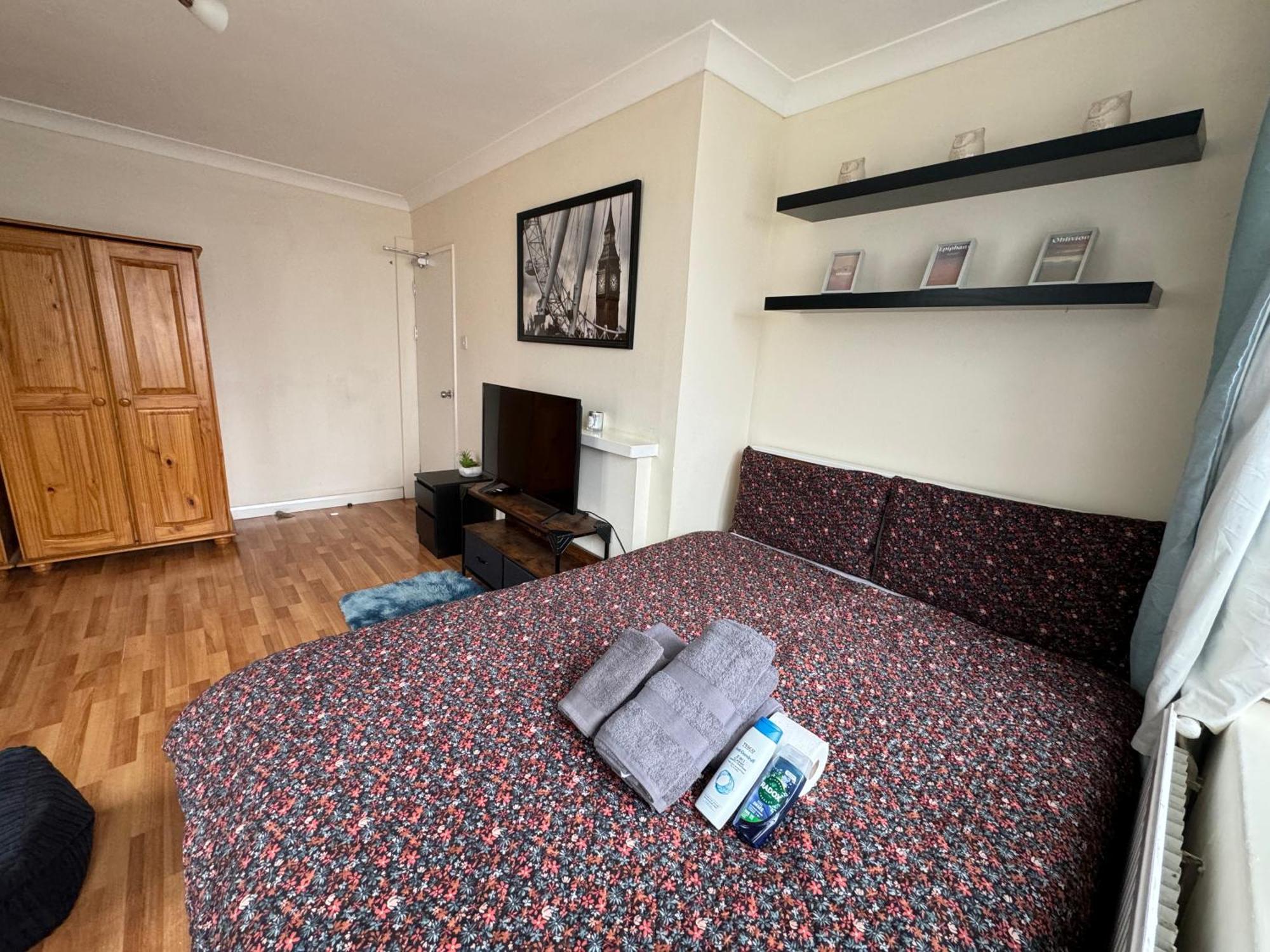 Huge And Affordable 3 Bedroom Flat In Hammersmith For 7 People With Welcome Breakfast Londra Esterno foto